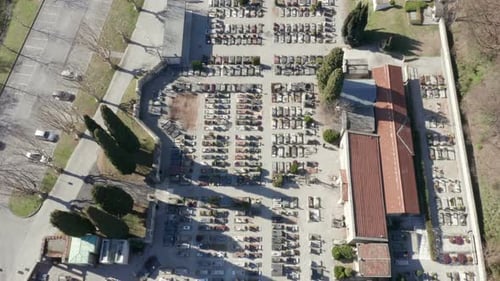 Vista aérea del cementerio: invierno soleado