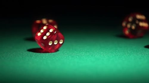 Múltiples dados rojos rodando sobre la mesa verde. Hermoso fondo de casino, juego