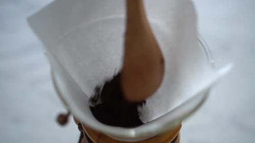 Preparation of brewed coffee with paper filter