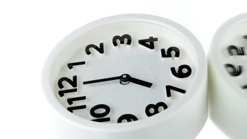 Réveil vidéo vertical blanc montrant sept heures de rotation à 360° isolé sur blanc