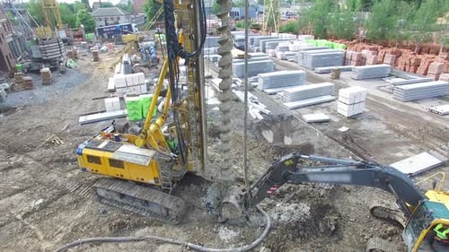 Boer trug den Boden. Luftaufnahme des Bohrlochs der Bohranlage im Boden auf der Baustelle