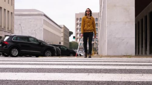 estado crónico de salud - joven discapacitado cruza la calle solo