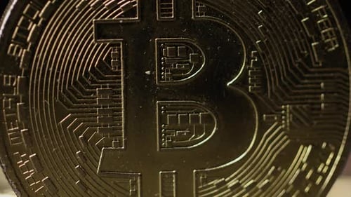 Crypto-monnaie sur la chaîne de blocs - gros plan des pièces physiques Bitcoin Altcoin dans un cadre dynamique
