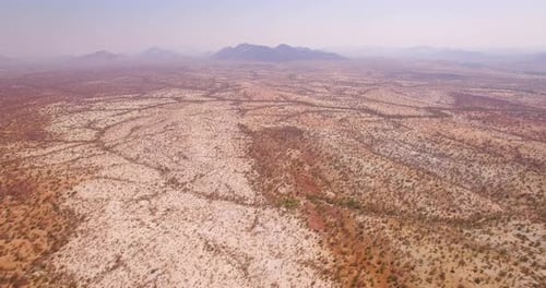 Karges afrikanisches Land mit trockenen Flussbetten