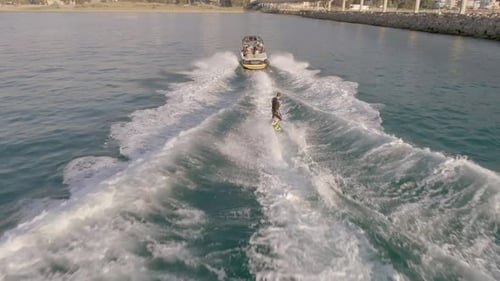 Luftaufnahme eines Mannes beim Wasserski im Mittelmeer, Beirut, Libanon.