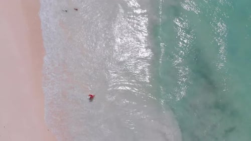 Tropischer Strand, von oben nach unten Luftaufnahme von Gezeiten, Wellen brechen an exotischer weißer Küste