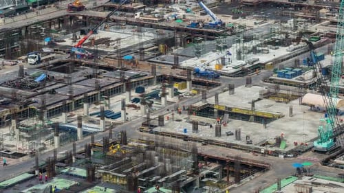 Zeitraffer einer Baustelle mit schweren Baumaschinen in Metropolis
