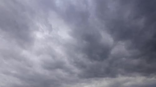 Zeitraffer von Sturm und Regen Graue Wolken bewegen sich schnell