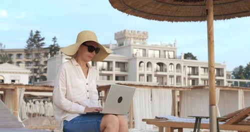 Computerarbeit auf der Sommerreise