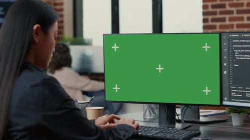 Concentre-se na tela do computador com maquete de chroma key de tela verde na frente da escrita do programador asiático