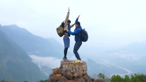 Zwei Wanderer glücklich auf dem Mountain Peak