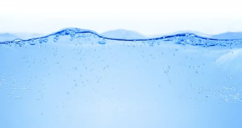 Viele Blasen im Wasser Nahaufnahme Abstrakte Wasserwelle mit Blasen in Zeitlupe