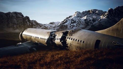Flugzeug ist auf einem Berg abgestürzt