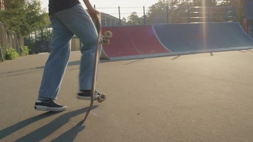 Adolescent faisant un trick de kickflip dans un skatepark