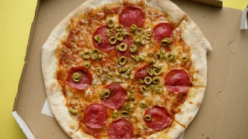 Pepperoni para pizza fresca y caliente en una caja de entrega