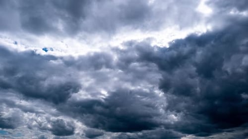 Zeitraffer dramatischer Gewitterwolken, die sich am Himmel bewegen