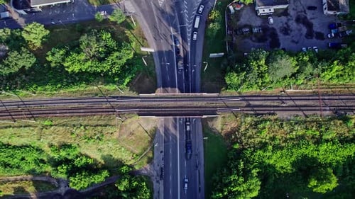 Straße mit fahrenden Autos/Eisenbahn und Eisenbahnbrücke