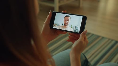 Zeitlupe eines Mädchens, das mit dem Smartphone einen Videoanruf tätigt und auf den