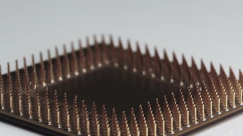 A CPU do processador de computador com contatos banhados a ouro gira em fundo branco