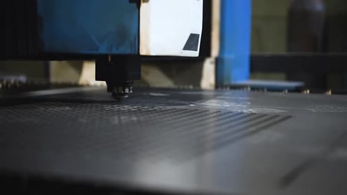 Die Maschine zum Laserschneiden von Metall macht das Schneiden eines Blechs.