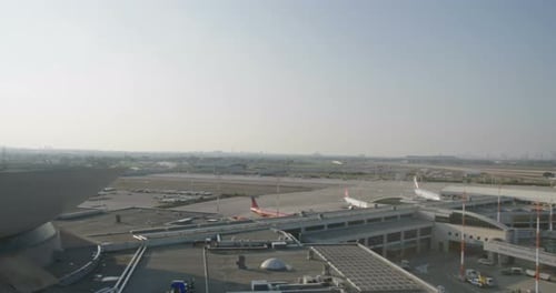 Visão geral de um grande aeroporto com aviões e terminais