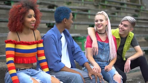 Positive, stilvolle Menschen kommunizieren im Freien, Freundschaft, Spaß, gemeinsam entspannen