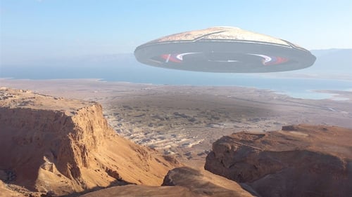 Außerirdisches Ufo schwebt über Wüstenbergen und Meer