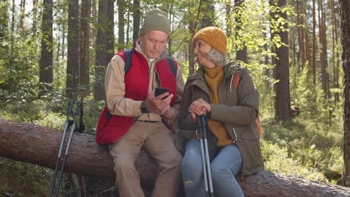 Personas mayores activas en el bosque