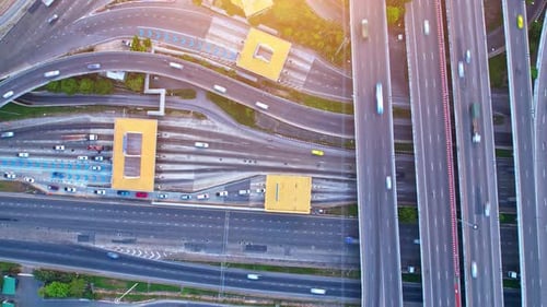 4K : Prise de vue aérienne par Drone hyperlapse d'une route autoroutière en mouvement rapide.