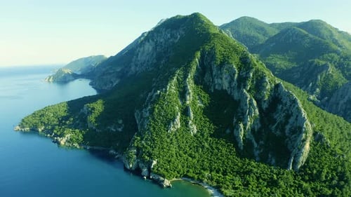 Luftaufnahme der erstaunlichen grünen Berge am Meer Cirali Beach in der Nähe der antiken Stadt Olympos Antalya