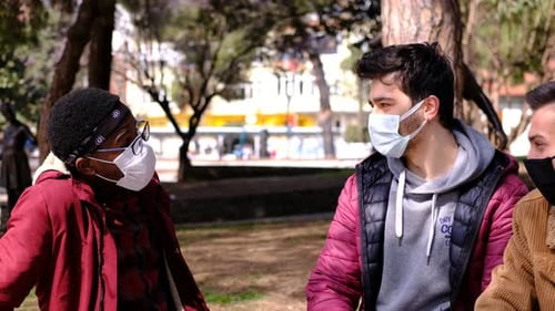 Schwarz-Weiß-Maskenmann im Gespräch
