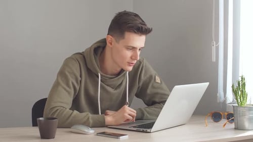Junge Entwickler-Programmierer konzentriert sich auf Programmieren