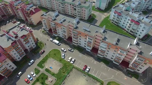 Fliegen Sie vorwärts über die neuen farbenfrohen Gebäude, die kürzlich in der Wohngegend der Stadt gebaut wurden.