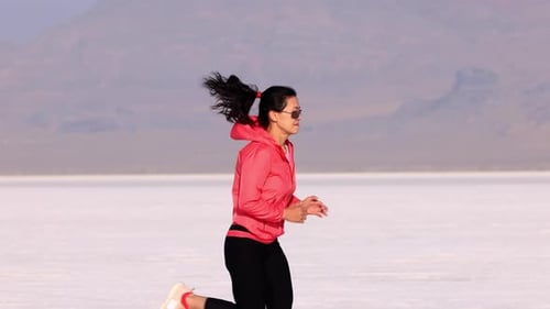 Mujer asiática corriendo por las salinas de Bonneville