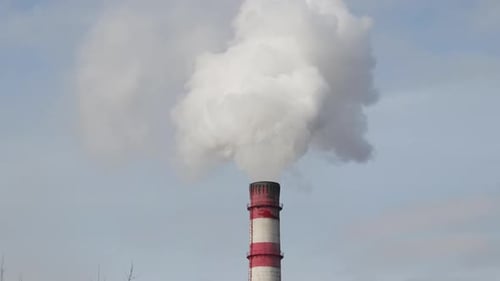 Rauchverschmutzung durch Smokestack Against Sky