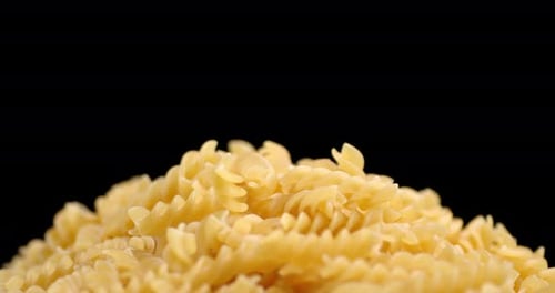 Un bouquet de fusilli pour pâtes sèches tourne lentement