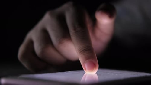 Nahaufnahme von Frauen, die nachts ihr Smartphone in der Hand halten