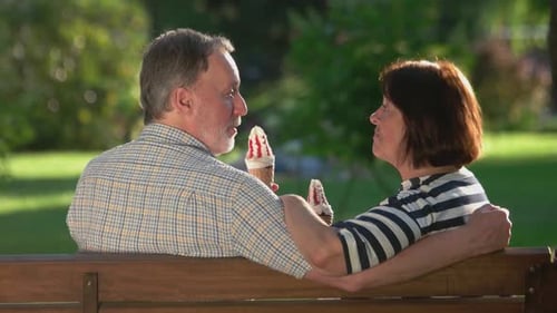 Pareja mayor comiendo helado Bench Park