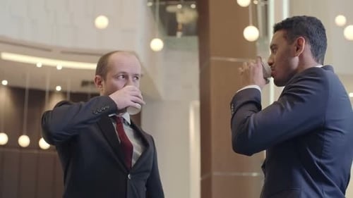 Mit einem Kollegen eine Tasse Kaffee trinken