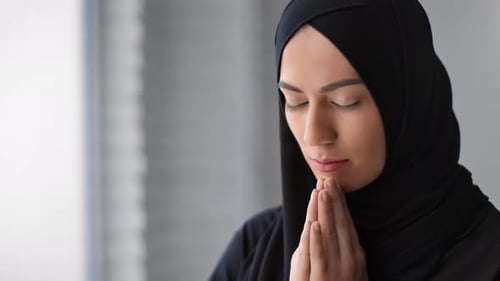 Femme musulmane obéissante en hijab priant Allah le prophète Mahomet