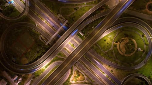 4K : Prise de vue aérienne par Drone hyperlapse d'une route autoroutière en mouvement rapide.