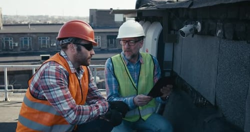 Ingenieur und Techniker diskutieren über Überwachungskameras
