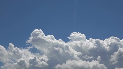 Weiße Regenwolken und blauer Himmel 17