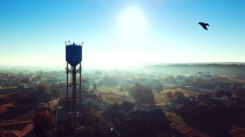 Un
dron disparó desde el aire sobre el campo y la gran torre de acero al amanecer.