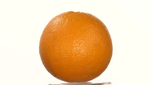 Reife Orange isoliert auf weiß, Rotation