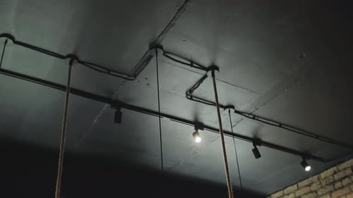 Candelabros estilo loft en la habitación en el techo de la lámpara