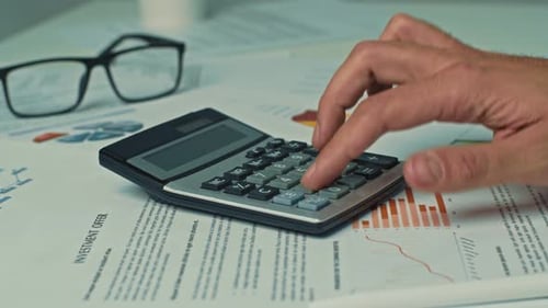 Mann arbeitet an Finanzberichten