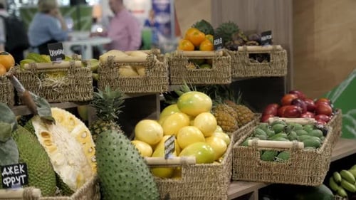 Colorido puesto de frutas en un mercado local Piña Mango Maracuyá Asia