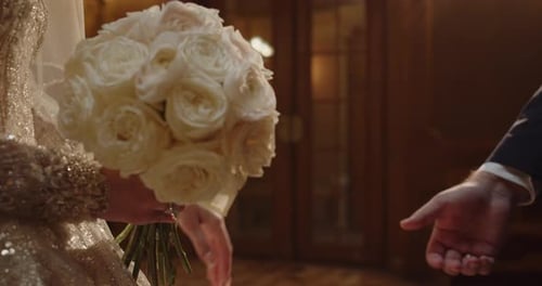 O noivo estende a mão para a noiva