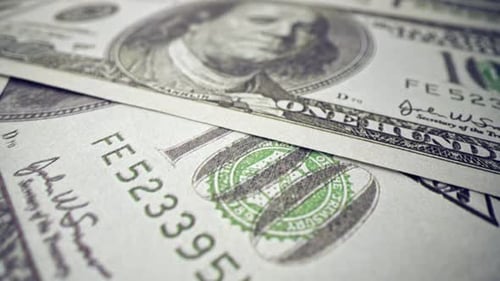 Pila de billetes de papel de cien dólares estadounidenses en el escritorio de la oficina